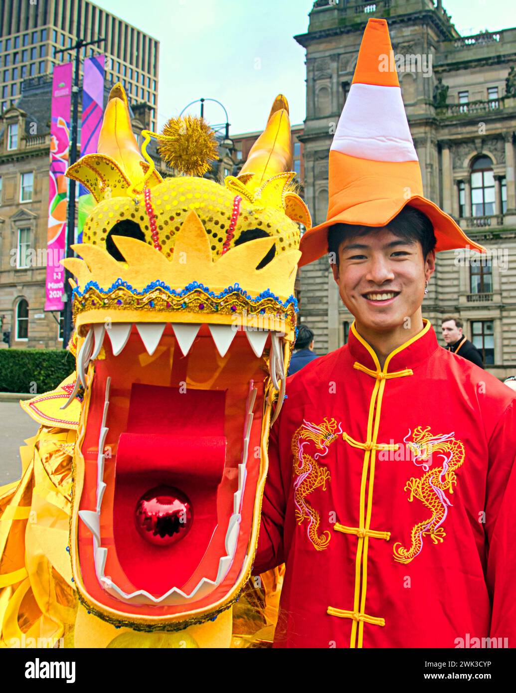 Glasgow, Scozia, Regno Unito. 18 febbraio 2024. L'anno del Drago e le celebrazioni annuali del capodanno cinese di Glasgow tornano a George Square. La Chinese Cultural and Welfare Society Scotland tiene la sua mostra annuale pubblica con una danza del leone. Credit Gerard Ferry/Alamy Live News Foto Stock
