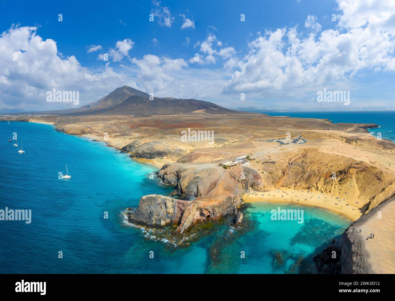 Papagayo Beach, Lanzarote: Una splendida spiaggia con sabbia dorata, acque turchesi e insenature isolate. Foto Stock