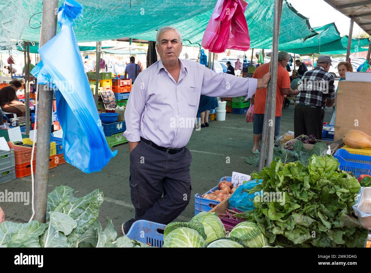 Markttag auf der Constanza Bastion der venezianischen Stadtmauer von Nikosia. Ein Händler wartet auf Kundschaft. Foto Stock