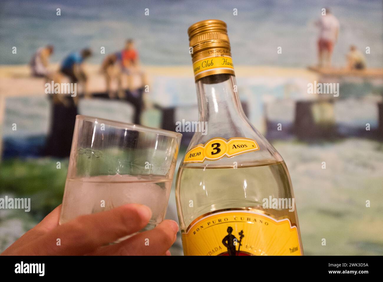 Esultare con un bicchiere di rum Foto Stock