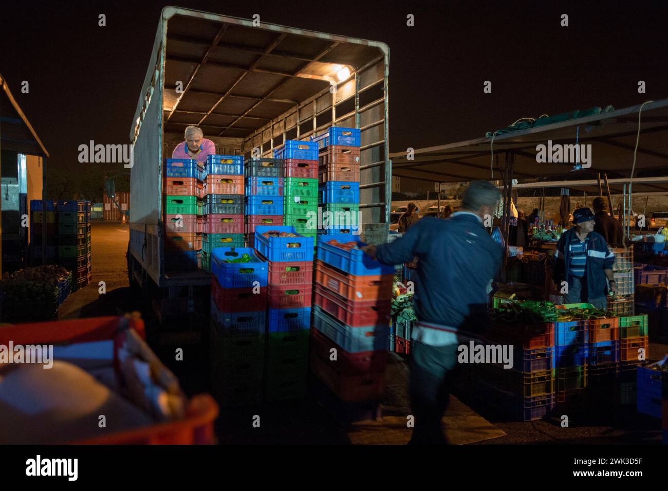 Giornata di mercato al Bastione di Constanza delle mura veneziane di Nicosia. Di notte i commercianti hanno allestito le loro bancarelle. Foto Stock