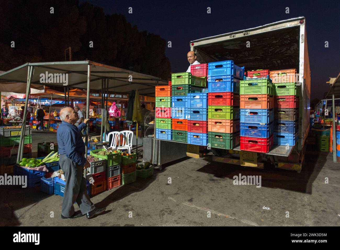 Giornata di mercato al Bastione di Constanza delle mura veneziane di Nicosia. Di notte i commercianti hanno allestito le loro bancarelle. Foto Stock