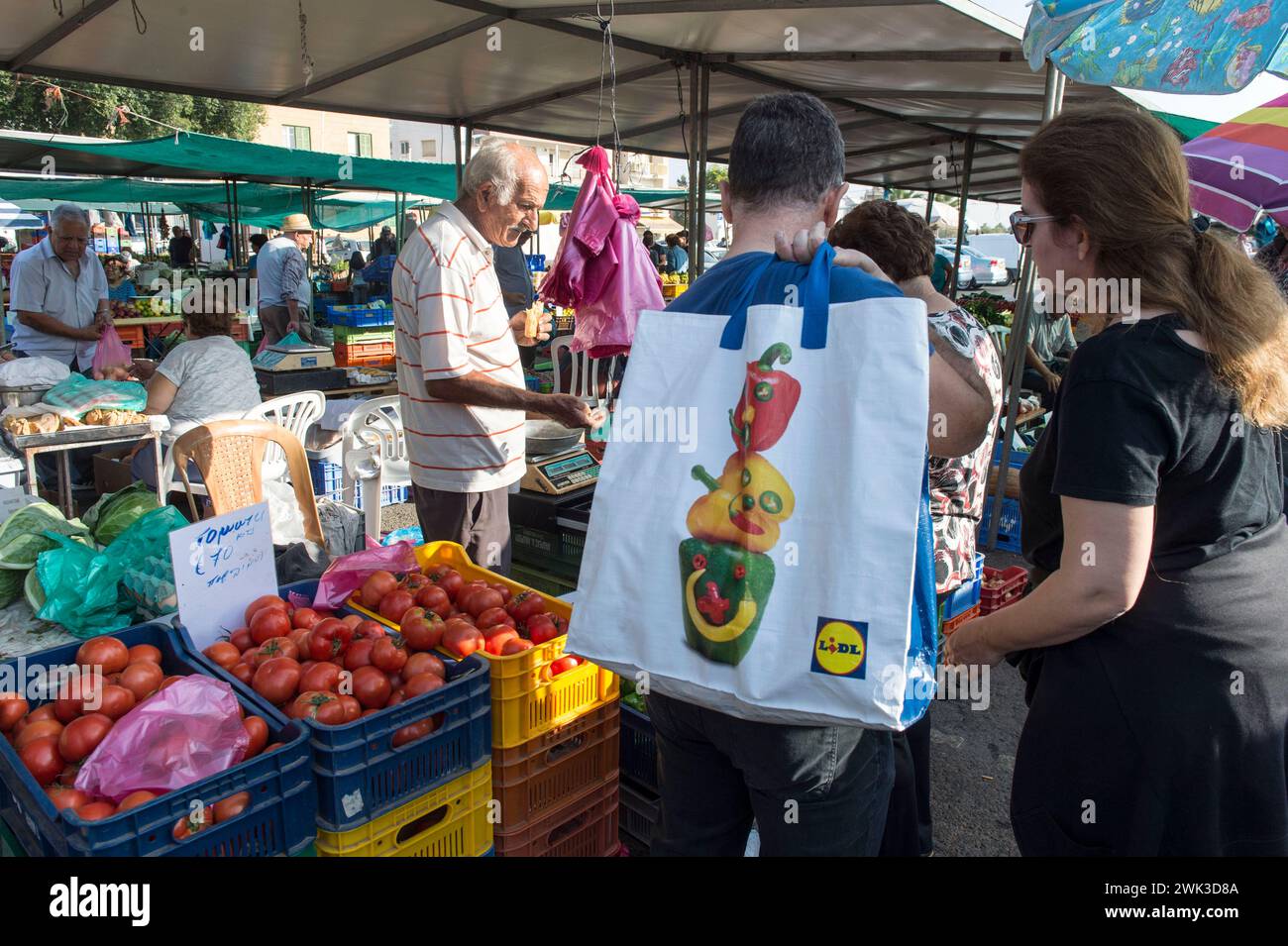 Giornata di mercato al Bastione di Constanza delle mura veneziane di Nicosia. La selezione qui è molto più ampia che nel supermercato. Foto Stock