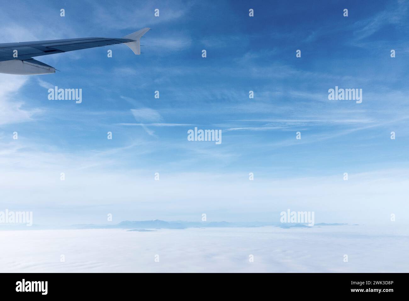 Die Alpen brechen durch die Wolkendecke Foto Stock