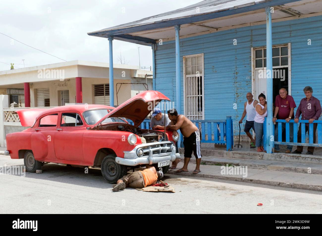 Riparazione improvvisata di una vecchia Chevrolet in via Martí Real a Cojimar. Foto Stock
