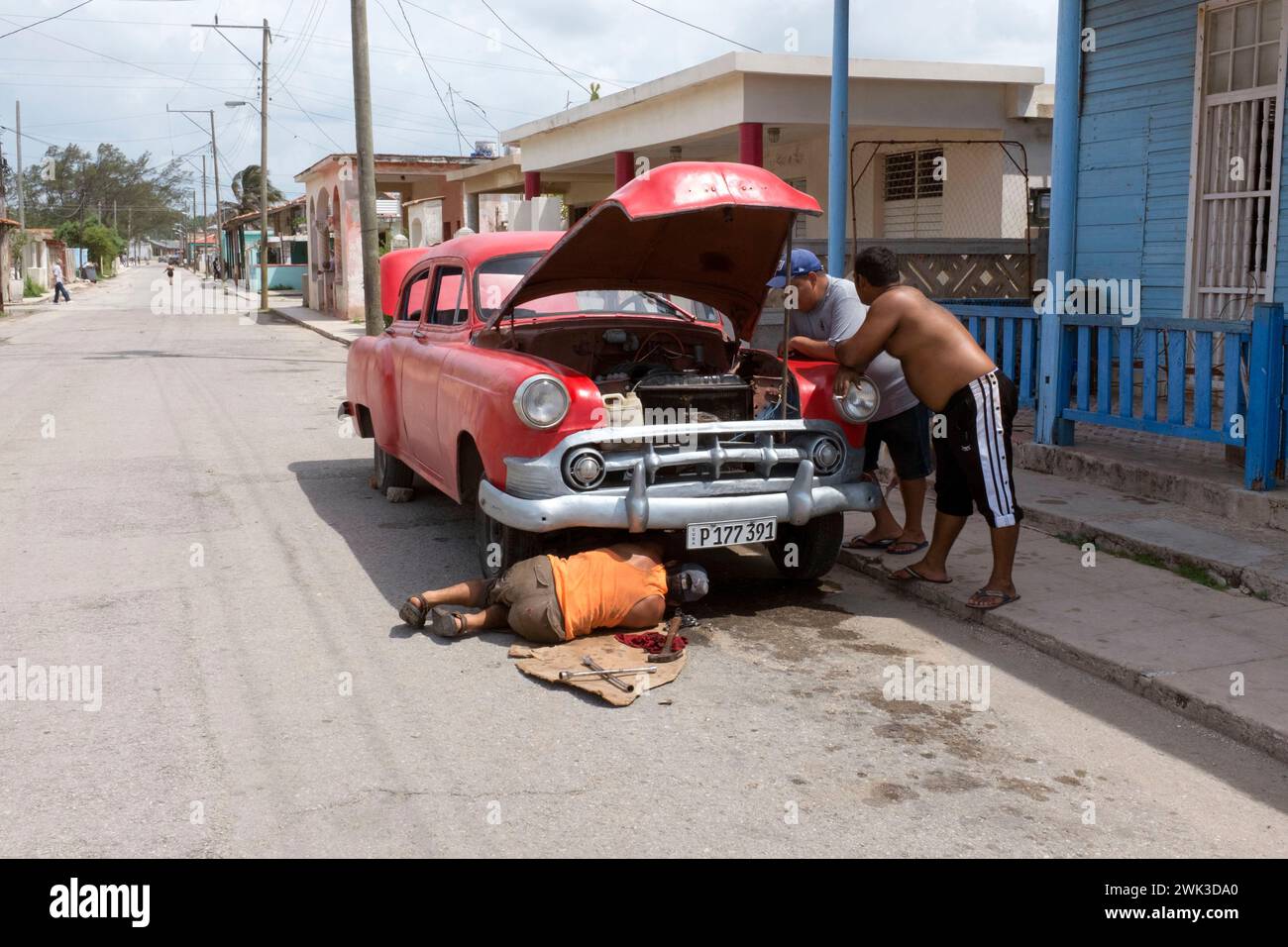Riparazione improvvisata di una vecchia Chevrolet in via Martí Real a Cojimar. Foto Stock