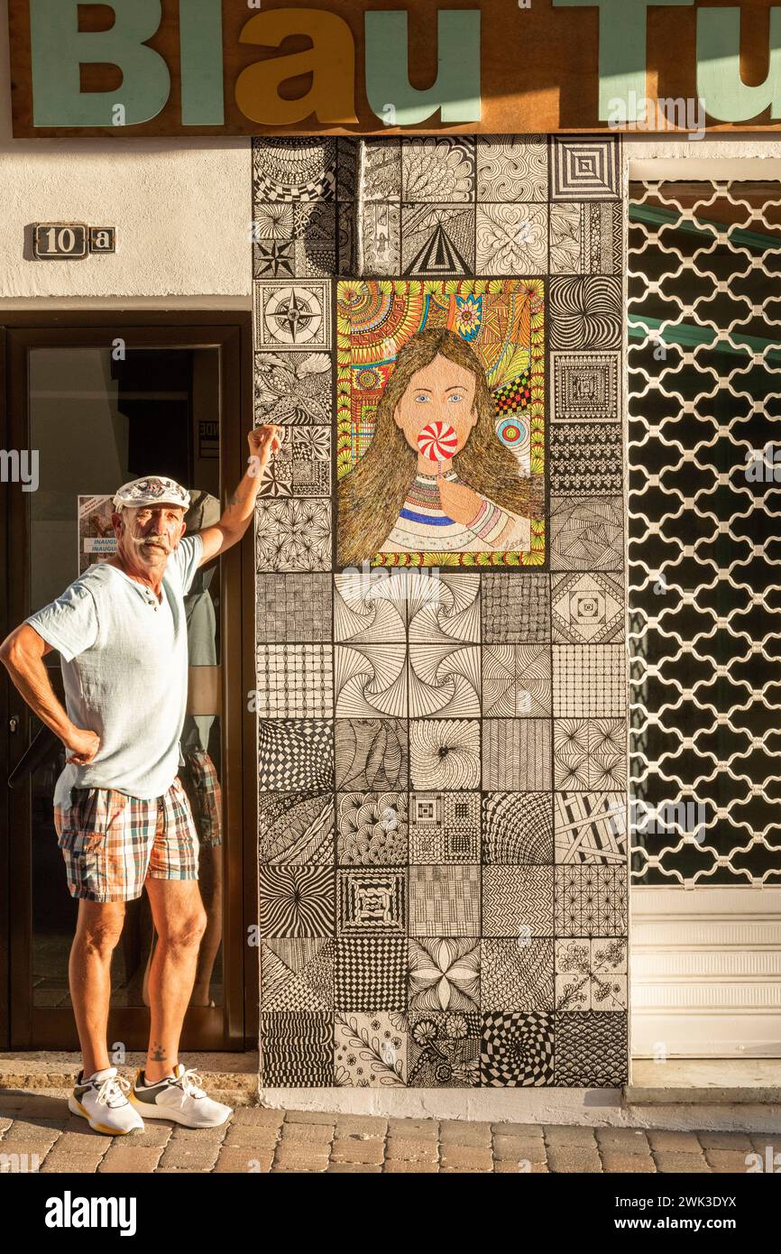 Wandbild von Luis Alberto Merino en el Carreró de l'Art a Porto Cristo. Foto Stock