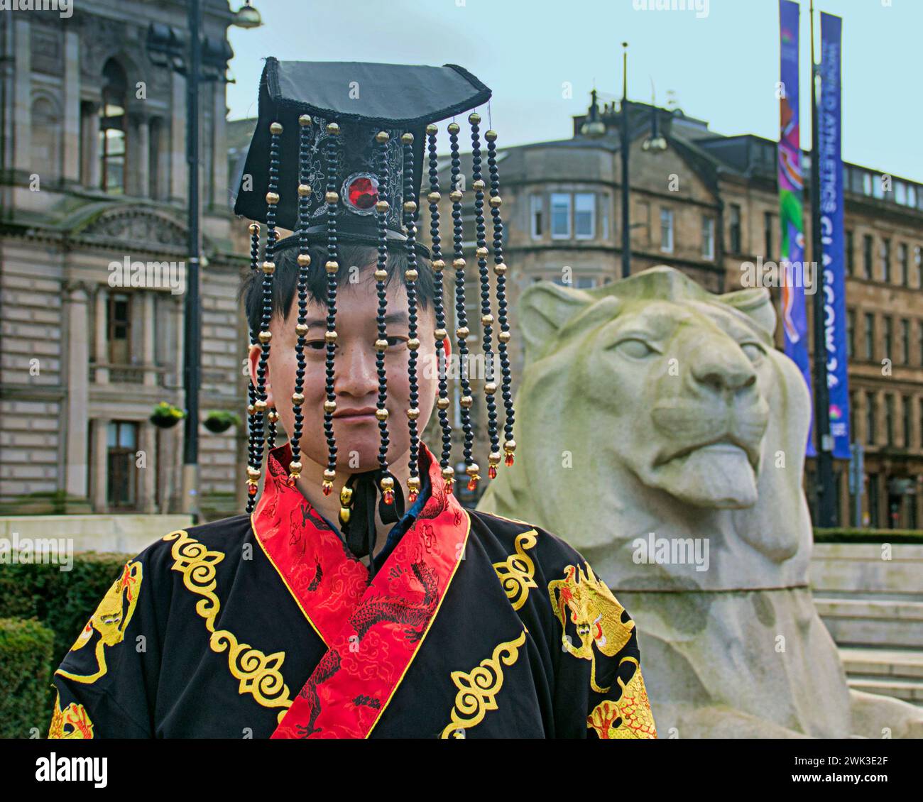 Glasgow, Scozia, Regno Unito. 18 febbraio 2024. L'anno del Drago e le celebrazioni annuali del capodanno cinese di Glasgow tornano a George Square. La Chinese Cultural and Welfare Society Scotland tiene la sua mostra annuale pubblica con una danza del leone. Credit Gerard Ferry/Alamy Live News Foto Stock