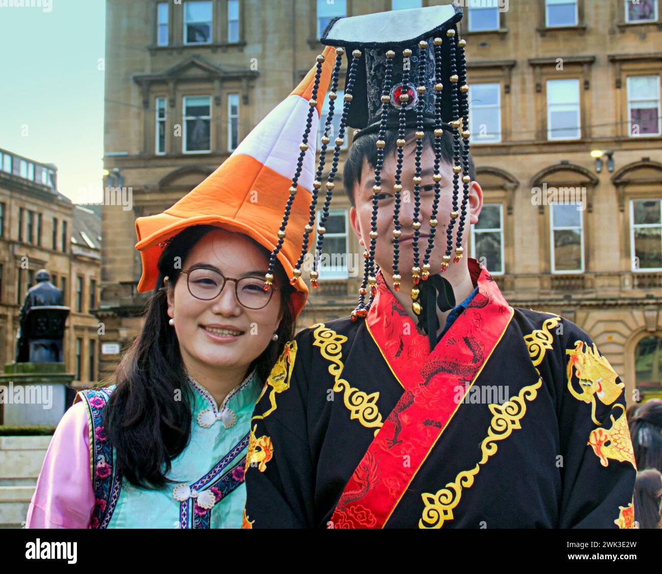 Glasgow, Scozia, Regno Unito. 18 febbraio 2024. L'anno del Drago e le celebrazioni annuali del capodanno cinese di Glasgow tornano a George Square. La Chinese Cultural and Welfare Society Scotland tiene la sua mostra annuale pubblica con una danza del leone. Credit Gerard Ferry/Alamy Live News Foto Stock
