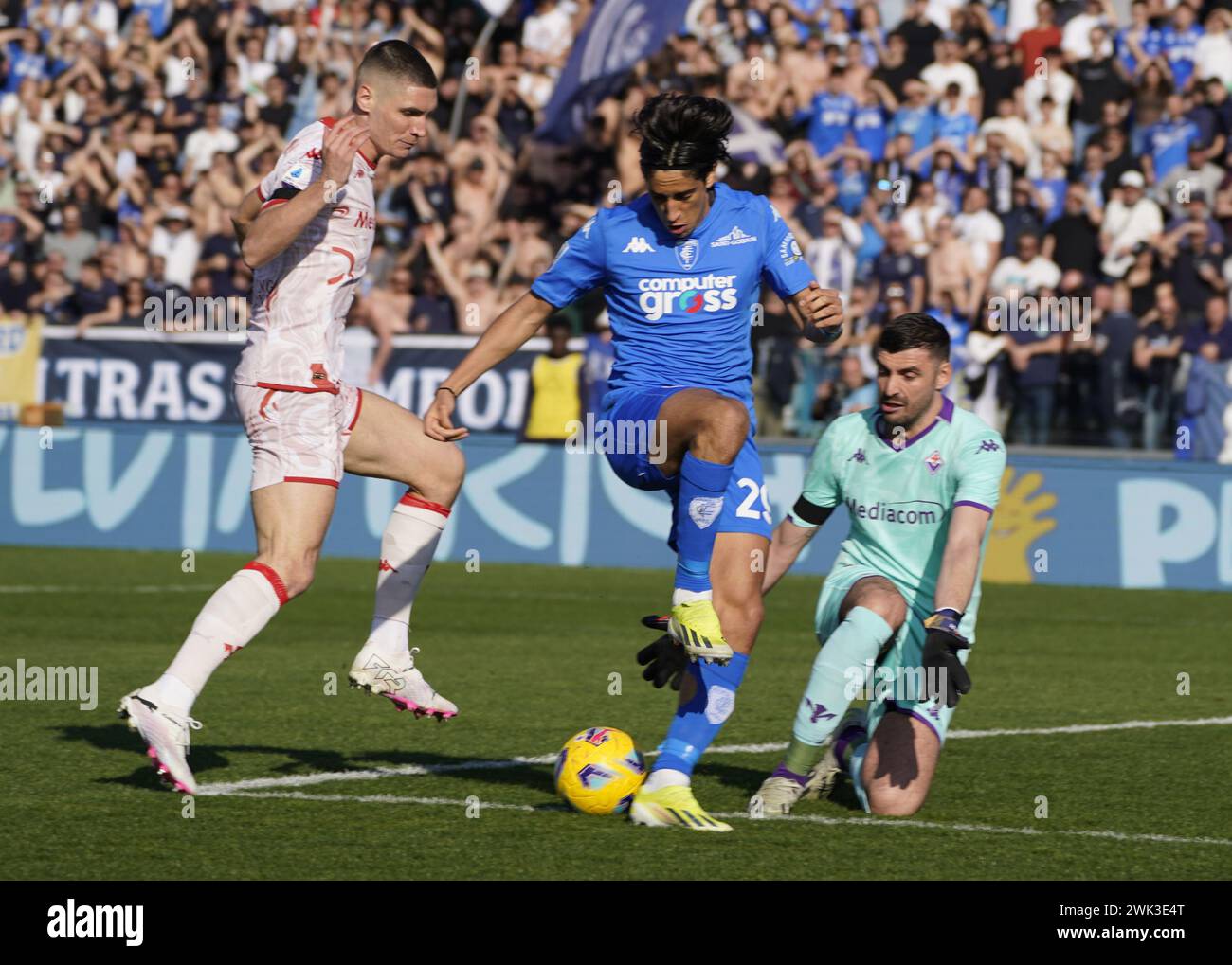 Empoli, Italia. 18 febbraio 2024. Foto Marco Bucco/LaPresse 18 febbraio 2024 - Empoli (FI), Italia Sport, calcio Empoli vs Fiorentina - Campionato italiano di calcio serie A TIM 2023/2024 - Stadio Castellani Empoli (FI). Nella foto: Youssef Maleh contrastato da Pietro Terracciano e Nikola Milenkovic foto Marco Bucco/LaPresse 18 febbraio 2024 - Empoli (FI), Italia Sport, calcio Empoli vs Fiorentina - Campionato Italiano di calcio serie A 2023/2024 - Stadio Castellani Empoli (FI). Nella foto: Youssef Maleh sfida Pietro Terracciano e Nikola Milenkovic credito: LaPresse/Alamy Live News Foto Stock