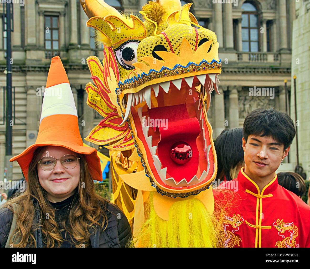 Glasgow, Scozia, Regno Unito. 18 febbraio 2024. L'anno del Drago e le celebrazioni annuali del capodanno cinese di Glasgow tornano a George Square. La Chinese Cultural and Welfare Society Scotland tiene la sua mostra annuale pubblica con una danza del leone. Credit Gerard Ferry/Alamy Live News Foto Stock