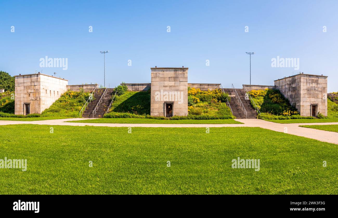 Scale di accesso alle tribune dello Zeppelinfeld a Norimberga, in Germania, l'area della parata utilizzata dal partito nazista tra il 1933 e il 1938. Foto Stock