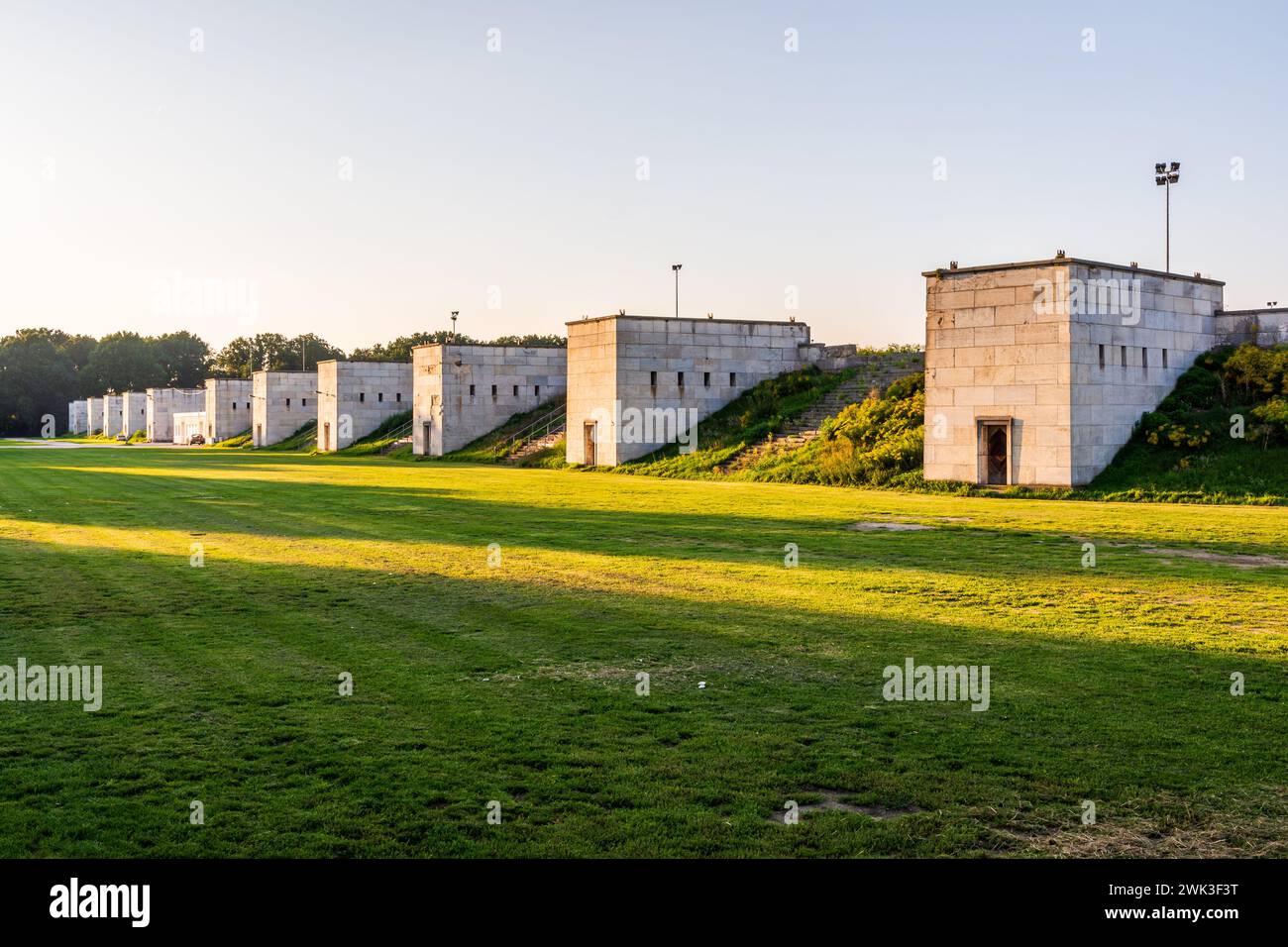 Scale di accesso alle tribune dello Zeppelinfeld a Norimberga, in Germania, l'area della parata utilizzata dal partito nazista tra il 1933 e il 1938. Foto Stock