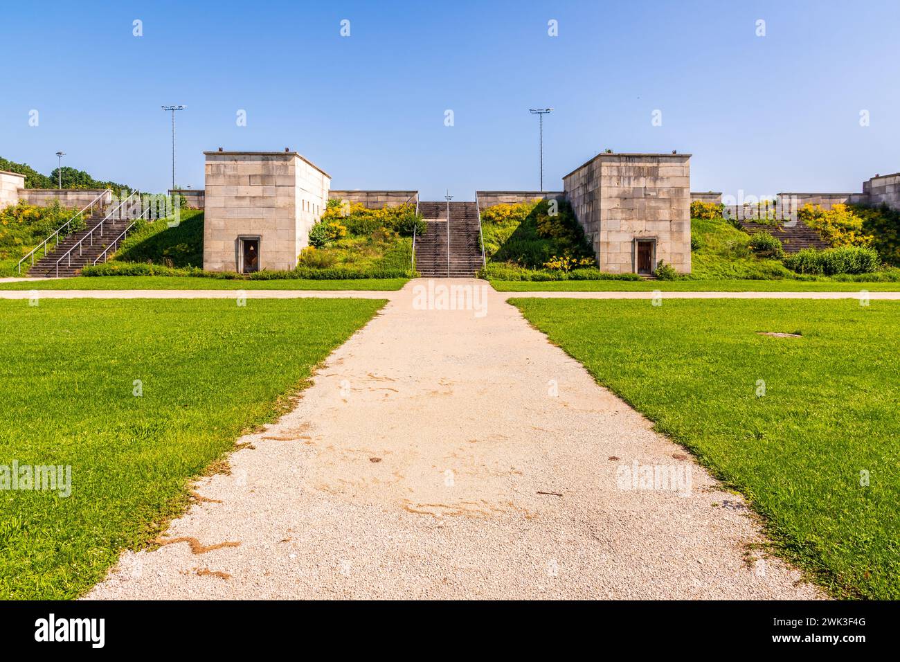 Scale di accesso alle tribune dello Zeppelinfeld a Norimberga, in Germania, l'area della parata utilizzata dal partito nazista tra il 1933 e il 1938. Foto Stock
