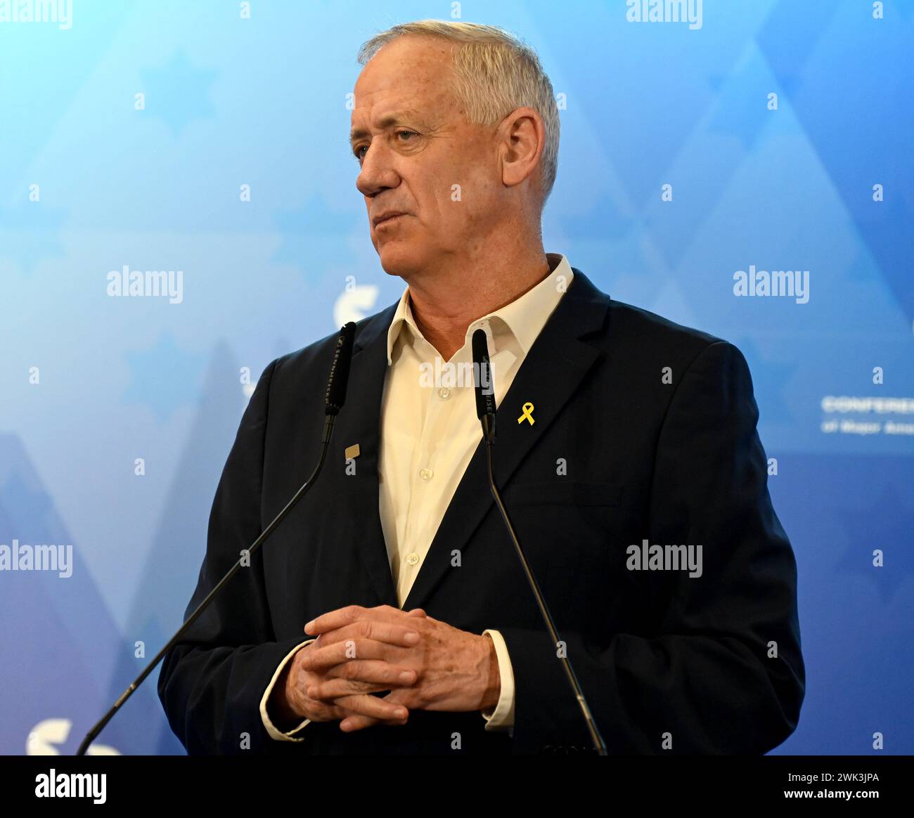 Gerusalemme, Israele. 18 febbraio 2024. Il ministro del Gabinetto di guerra israeliano e presidente dell'unità nazionale Benny Gantz si rivolge alla Conferenza dei presidenti sulla guerra contro Hamas a Gaza, domenica 18 febbraio 2024, a Gerusalemme. Gantz ha detto che se gli ostaggi non saranno rilasciati da Hamas da Ramadan, i combattimenti continueranno, incluso Rafah. Foto di Debbie Hill/ credito: UPI/Alamy Live News Foto Stock