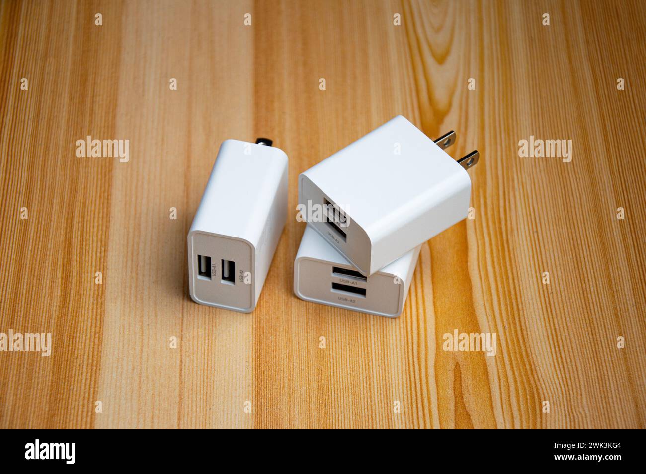 Caricabatterie USB bianco a 2 porte, caricabatterie per smartphone Foto Stock