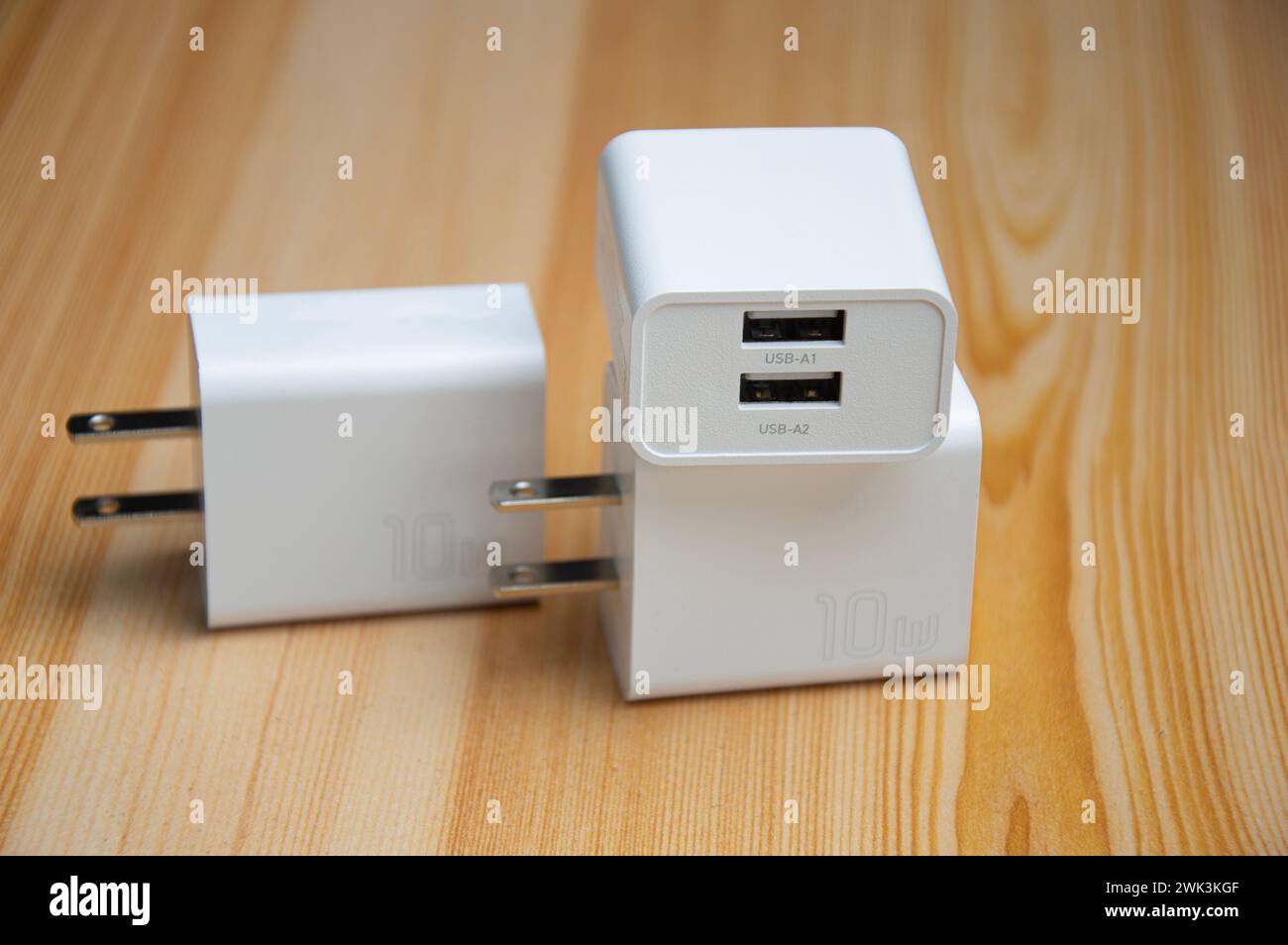 Caricabatterie USB con 2 porte, bianco, caricabatterie per smartphone, alimentazione 10 W. Foto Stock
