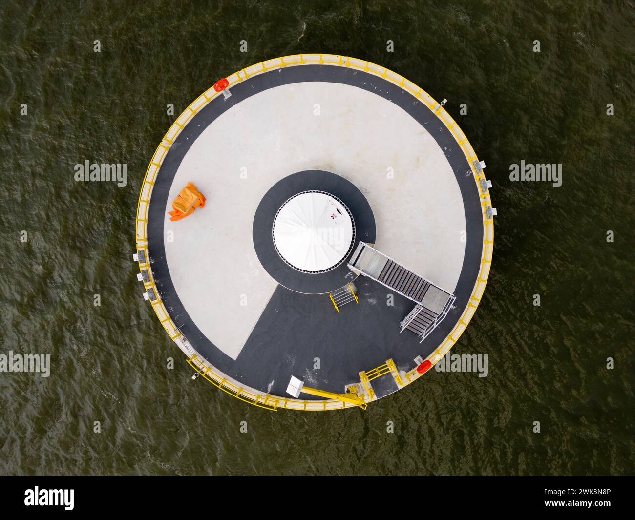 Fondazione di una turbina eolica in acque poco profonde, IJsselmeer, Paesi Bassi Foto Stock