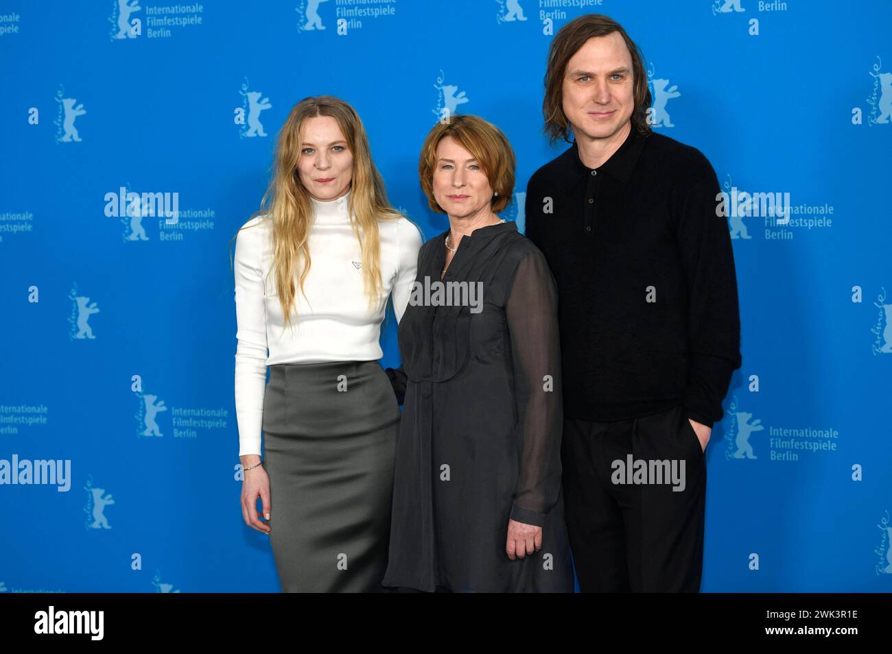 Lilith Stangenberg, Corinna Harfouch und Lars Eidinger beim Photocall zum Kinofilm Sterben / Dying auf der Berlinale 2024 / 74. Internationale Filmfestspiele Berlin im Hotel Grand Hyatt. Berlino, 18.02.2024 *** Lilith Stangenberg, Corinna Harfouch e Lars Eidinger al photocall per il film Sterben Dying al Berlinale 2024 74 Berlin International Film Festival all'Hotel Grand Hyatt Berlin, 18 02 2024 foto:XC.xNiehausx/xFuturexImagex sterben_4203 Foto Stock