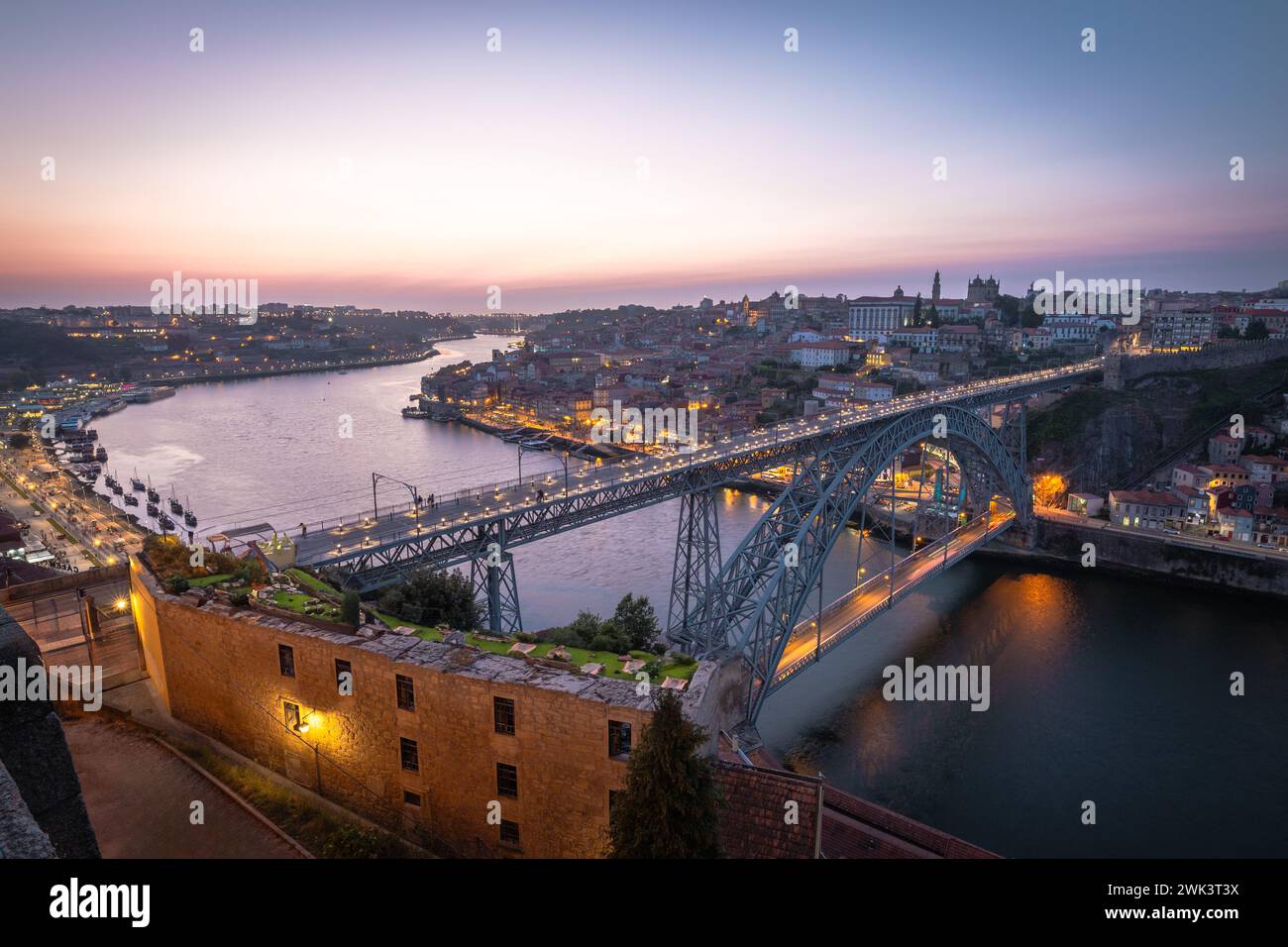 Portogallo, Porto, Ponte Luis i al tramonto, vista dall'alto Foto Stock