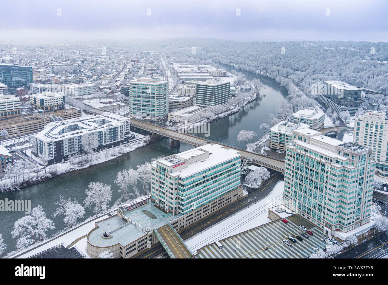 Vista aerea di Conshohocken (Suburban Philadelphia) Pennsylvania USA in inverno con neve, Foto Stock