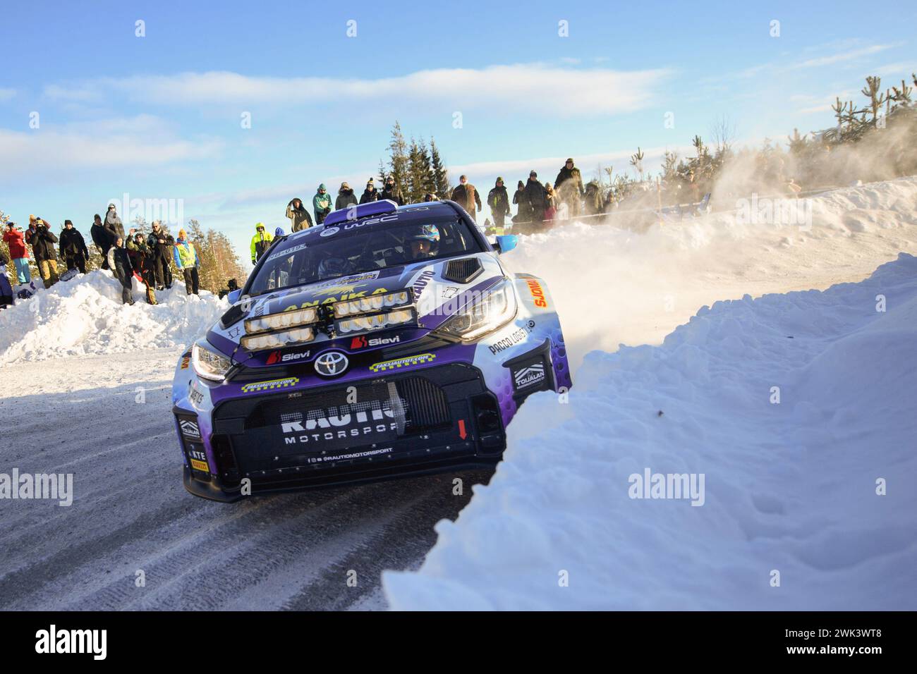 Umea, Svezia. 17 febbraio 2024. Il pilota Roope Korhonen e il co-pilota Anssi Viinikka guidano la Toyota GR Yaris gareggiano durante il Campionato del mondo Rally FIA 2024. Credito: SOPA Images Limited/Alamy Live News Foto Stock