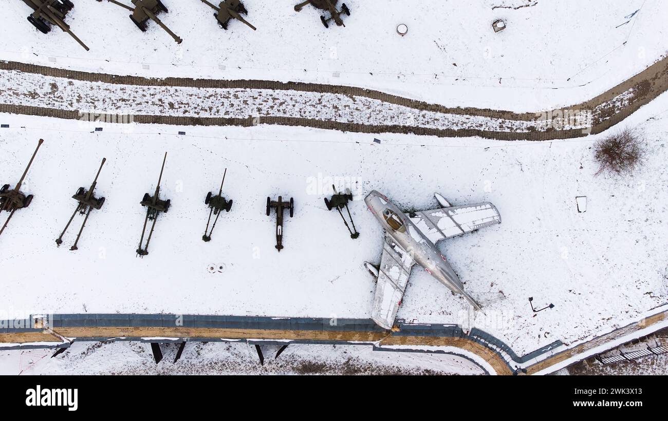 Vista aerea di carri armati ricoperti di neve, artiglieria, veicoli corazzati, veicoli militari e aeroplani nella Cittadella di Poznan durante l'inverno, fucilati da un drone. Foto Stock
