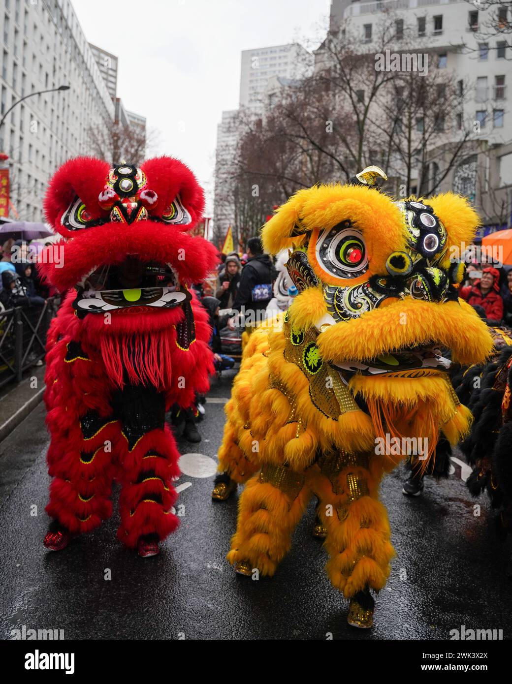 Parigi, Francia, 18 febbraio 2024. Tradizionale sfilata di danza del drago a Chinatown - Jacques Julien/Alamy Live News Foto Stock