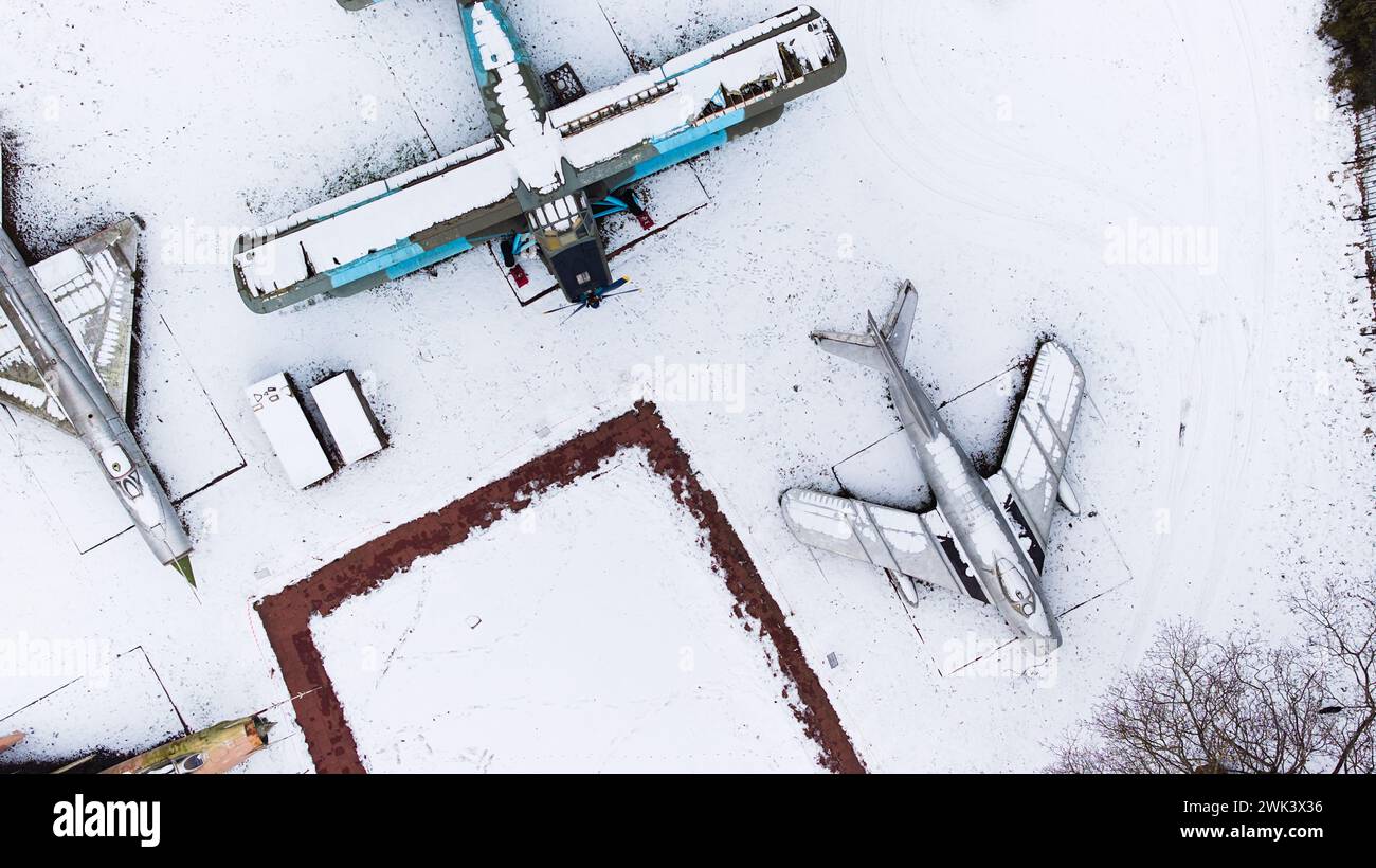 Vista aerea di carri armati ricoperti di neve, artiglieria, veicoli corazzati, veicoli militari e aeroplani nella Cittadella di Poznan durante l'inverno, fucilati da un drone. Foto Stock