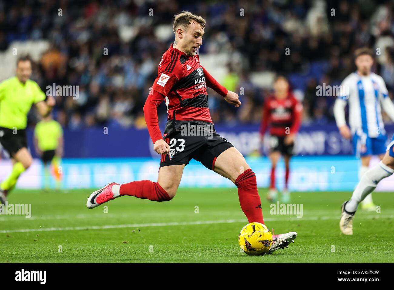 Barcellona, Spagna. 17 febbraio 2024. Antonino la Gumina (23) di Mirandes visto durante la partita della Liga 2 tra Espanyol e Mirandes allo Stage Front Stadium di Barcellona. (Photo Credit: Gonzales Photo/Alamy Live News Foto Stock