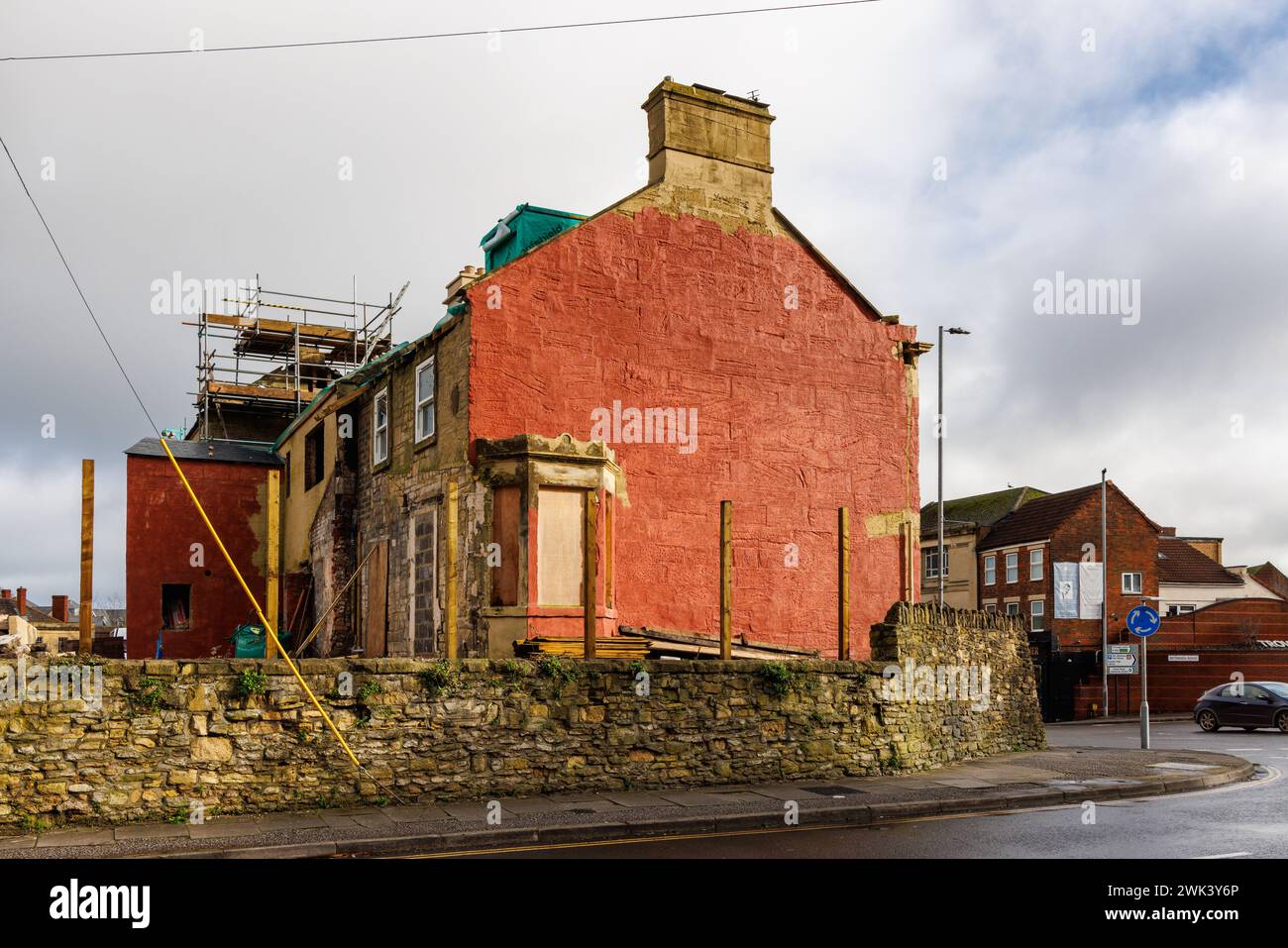 17 - 19 Stallard Street in fase di ristrutturazione e dipinto di rosso per il momento, Trowbridge, Wiltshire, Inghilterra, Regno Unito Foto Stock
