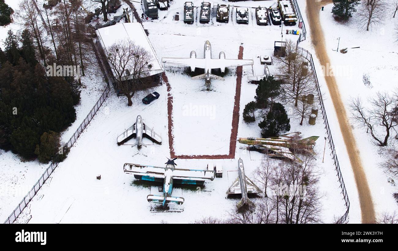 Vista aerea di carri armati ricoperti di neve, artiglieria, veicoli corazzati, veicoli militari e aeroplani nella Cittadella di Poznan durante l'inverno, fucilati da un drone. Foto Stock