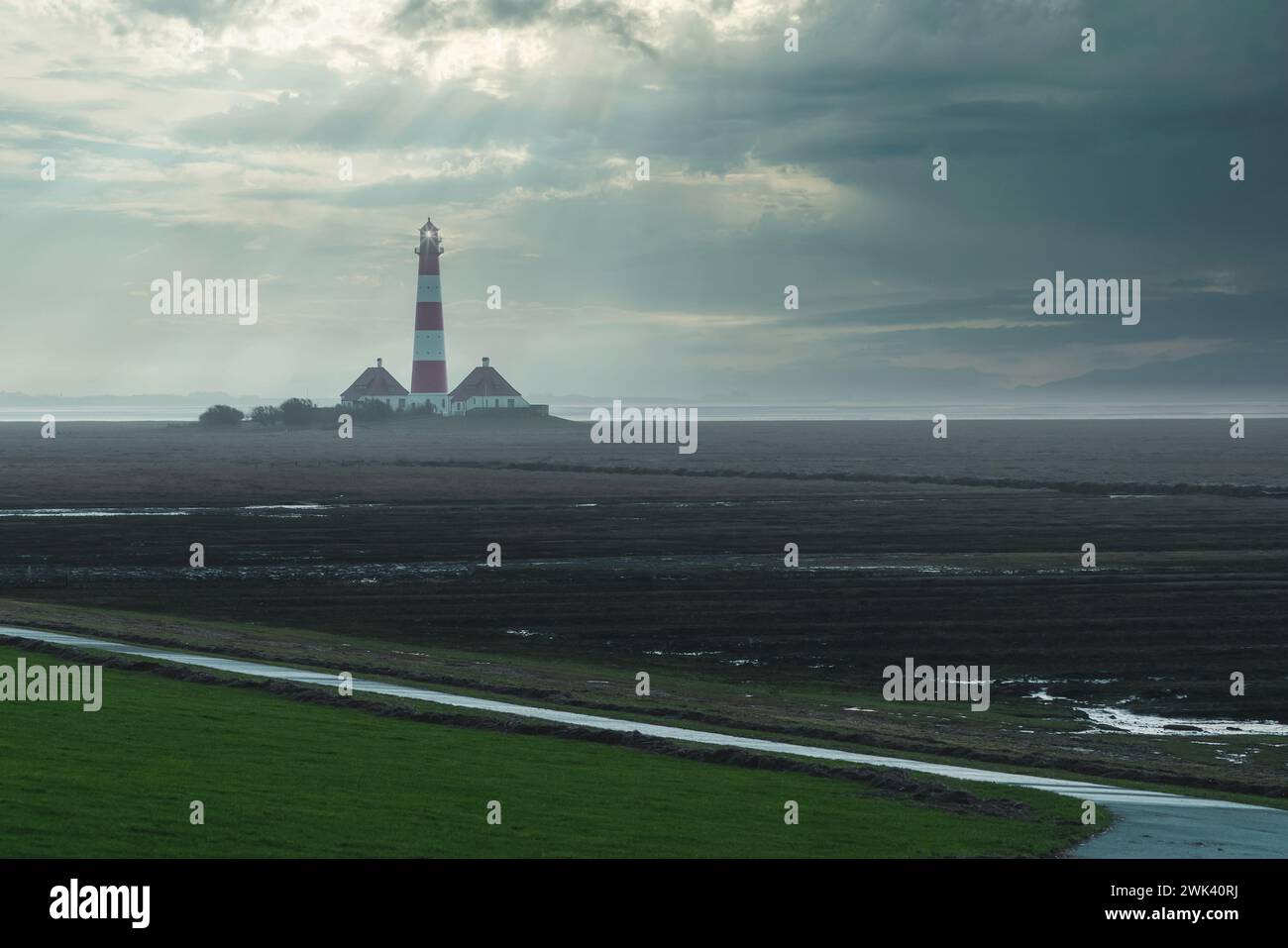 Faro di Westerheversand sul Mare del Nord, punto di riferimento della penisola di Eiderstedt in Germania. Foto Stock Faro di Westerheversand sul Mare del Nord, punto di riferimento della penisola di Eiderstedt in Germania. Foto Stock