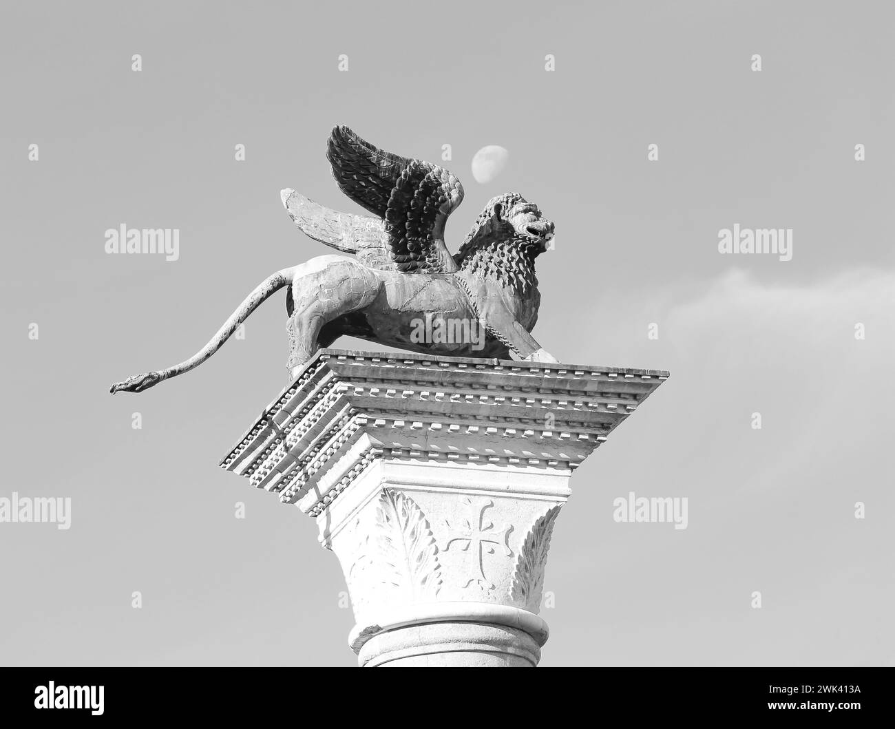 statua del leone alato di san marco simbolo della città di venezia sopra la colonna con effetto bianco e nero Foto Stock