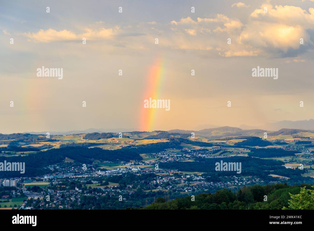 Bellissimo arcobaleno sulla città di Berna in Svizzera Foto Stock