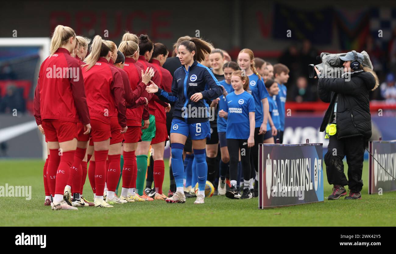 Crawley, Regno Unito. 18 febbraio 2024. Il capitano di Brighton, Vicky Losada, guida la sua squadra lungo la linea del Liverpool durante la partita di Barclays Women's Super League tra Brighton & Hove Albion e Liverpool al Broadfield Stadium di Crawley. Crediti: James Boardman/Alamy Live News Foto Stock