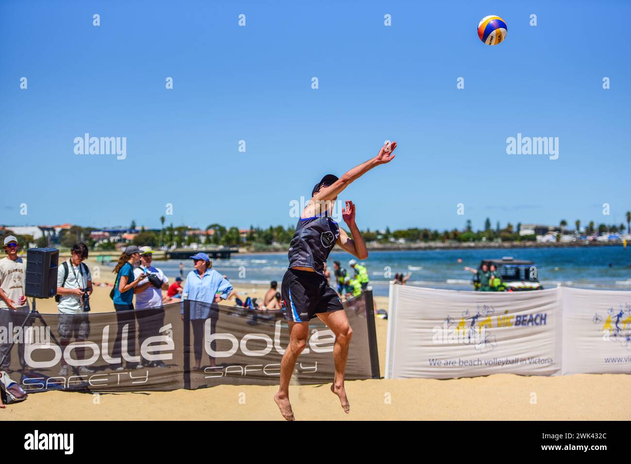 Melbourne, Australia. 18 febbraio 2024. Jack Gregory visto in azione durante la semifinale AAA maschile del torneo di pallavolo Vic Open Beach a St Kilda Beach. Ben Carroll e Klaas McIntosh hanno vinto contro Jack Gregory e Patrick Tang in 3 set 21:14, 19:21, 16:14. Credito: SOPA Images Limited/Alamy Live News Foto Stock