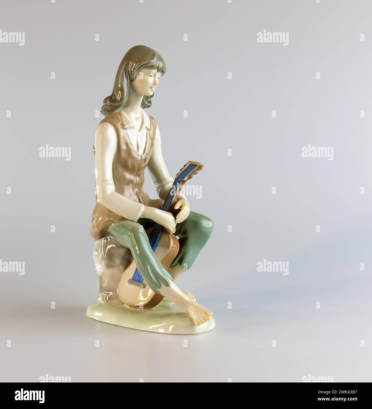 Figurina di un giovane con una chitarra. Statuetta in porcellana realizzata nella RDT. Foto Stock
