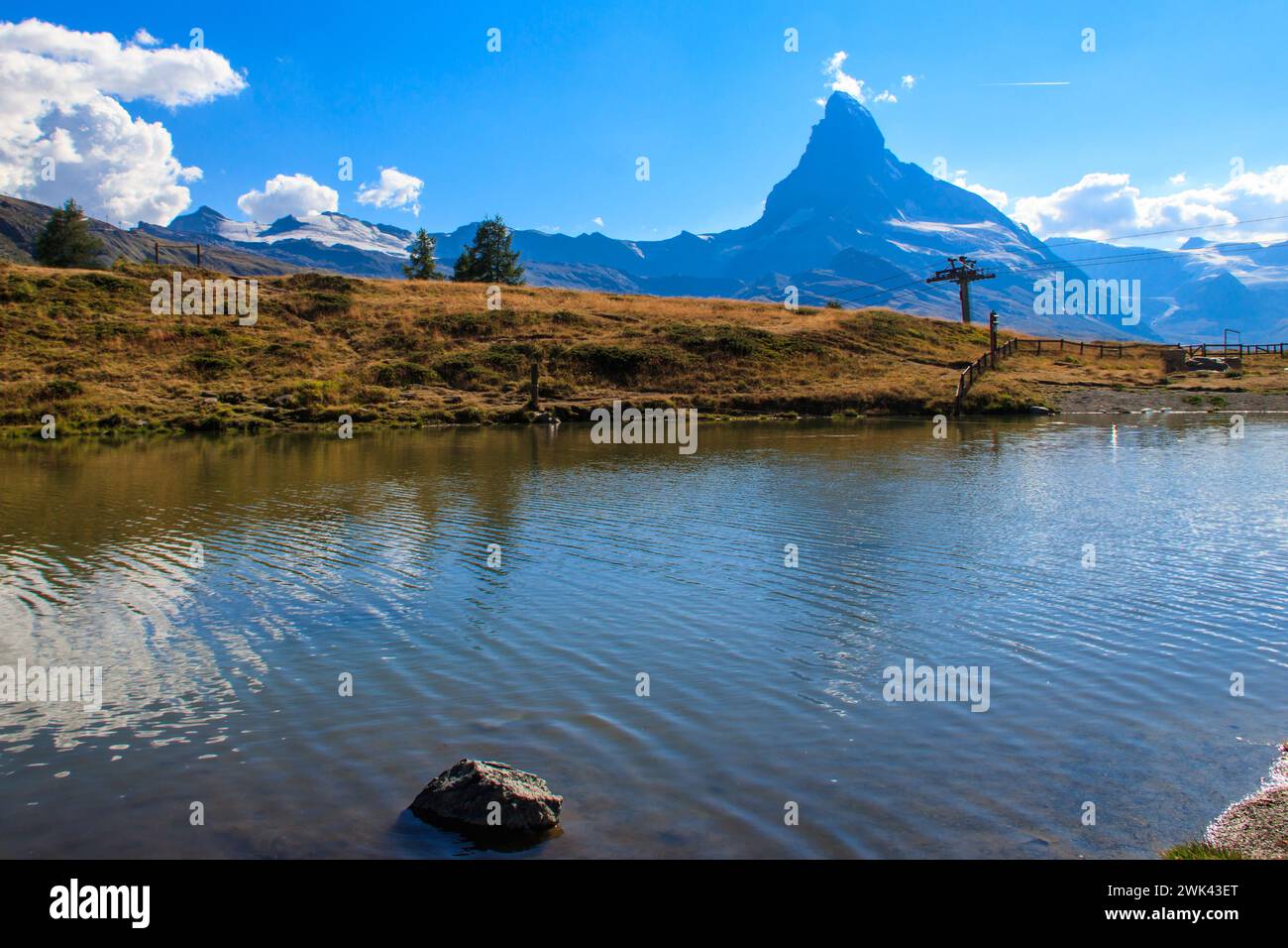 Vista del lago Leisee e del monte Cervino in estate sul sentiero dei cinque Laghi a Zermatt, Svizzera Foto Stock
