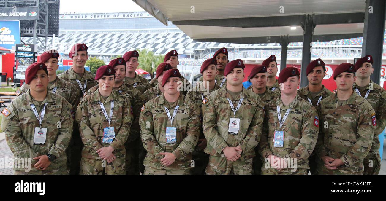Daytona, Stati Uniti. 18 febbraio 2024. I paracadutisti del 2nd Battalion 505th fantry Regiment, 3rd Brigade Combat Team, 82nd Airborne Division, con base a Fort Liberty, N.C. si riuniscono prima dell'annunciato rinvio del 66th Annual Daytona 500 al Daytona International Speedway domenica 18 febbraio 2024 Daytona, Florida. Foto di Mike Gentry/UPI credito: UPI/Alamy Live News Foto Stock