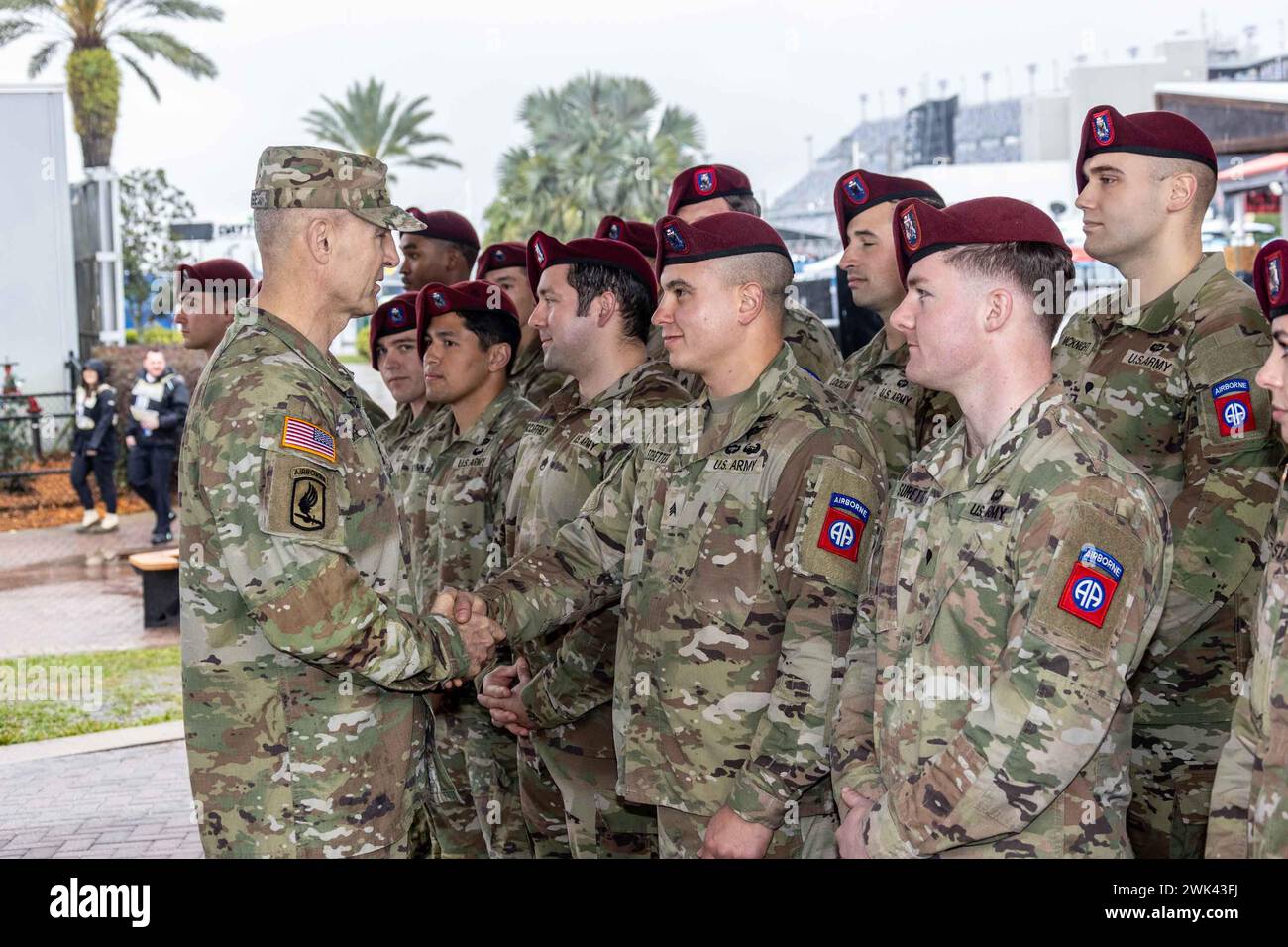 Daytona, Stati Uniti. 18 febbraio 2024. Il capo di stato maggiore dell'esercito Randy George (L) riconosce i paracadutisti del 2nd Battalion 505th Fantry Regiment, 3rd Brigade Combat Team, 82nd Airborne Division, con base a Fort Liberty, N.C. presso il Daytona International Speedway. Poiché la pioggia ha rinviato la 66a Daytona 500, domenica 17 febbraio 2024 a Daytona, Florida. Foto di Edwin Locke/UPI credito: UPI/Alamy Live News Foto Stock
