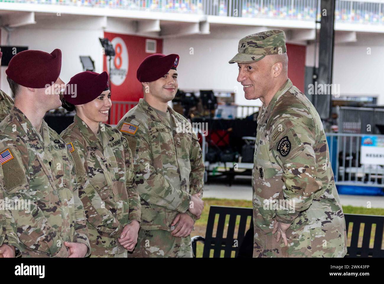 Daytona, Stati Uniti. 18 febbraio 2024. Il capo di stato maggiore dell'esercito Randy George (L) riconosce i paracadutisti del 2nd Battalion 505th Fantry Regiment, 3rd Brigade Combat Team, 82nd Airborne Division, con base a Fort Liberty, N.C. presso il Daytona International Speedway. Poiché la pioggia ha rinviato la 66a Daytona 500, domenica 17 febbraio 2024 a Daytona, Florida. Foto di Edwin Locke/UPI credito: UPI/Alamy Live News Foto Stock