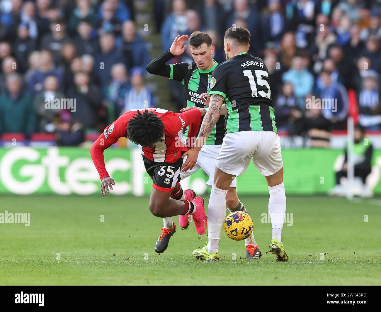 Bramall Lane, Sheffield, Regno Unito. 18 febbraio 2024. Premier League Football, Sheffield United contro Brighton e Hove Albion; Andre Brooks dello Sheffield United è affrontato da Brighton &amp; Jakub Moder di Hove Albion e Pascal Gross Credit: Action Plus Sports/Alamy Live News Foto Stock