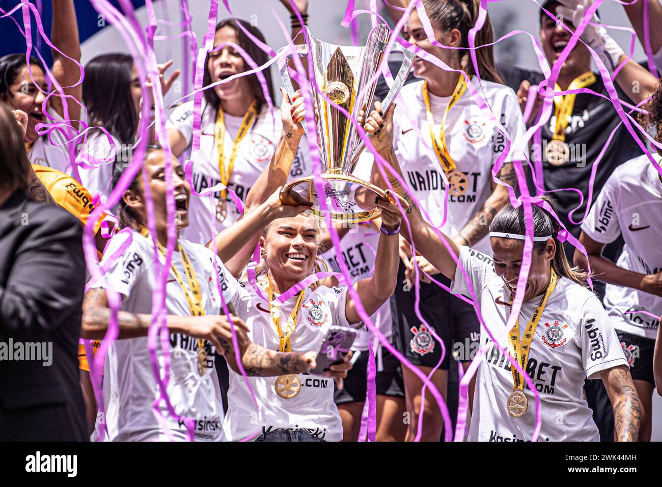 San Paolo, Brasile. 18 febbraio 2024. San Paolo, Brasile, 18 febbraio 2024 Corinthians festeggia con il trofeo dopo aver vinto la Supercopa do Brasil Feminino (Supercoppa femminile brasiliana) tra Corinthians e Cruzeiro alla Neo Quimica Arena di San Paolo, Brasile (Danilo Fernandes/SPP) credito: SPP Sport Press Photo. /Alamy Live News Foto Stock