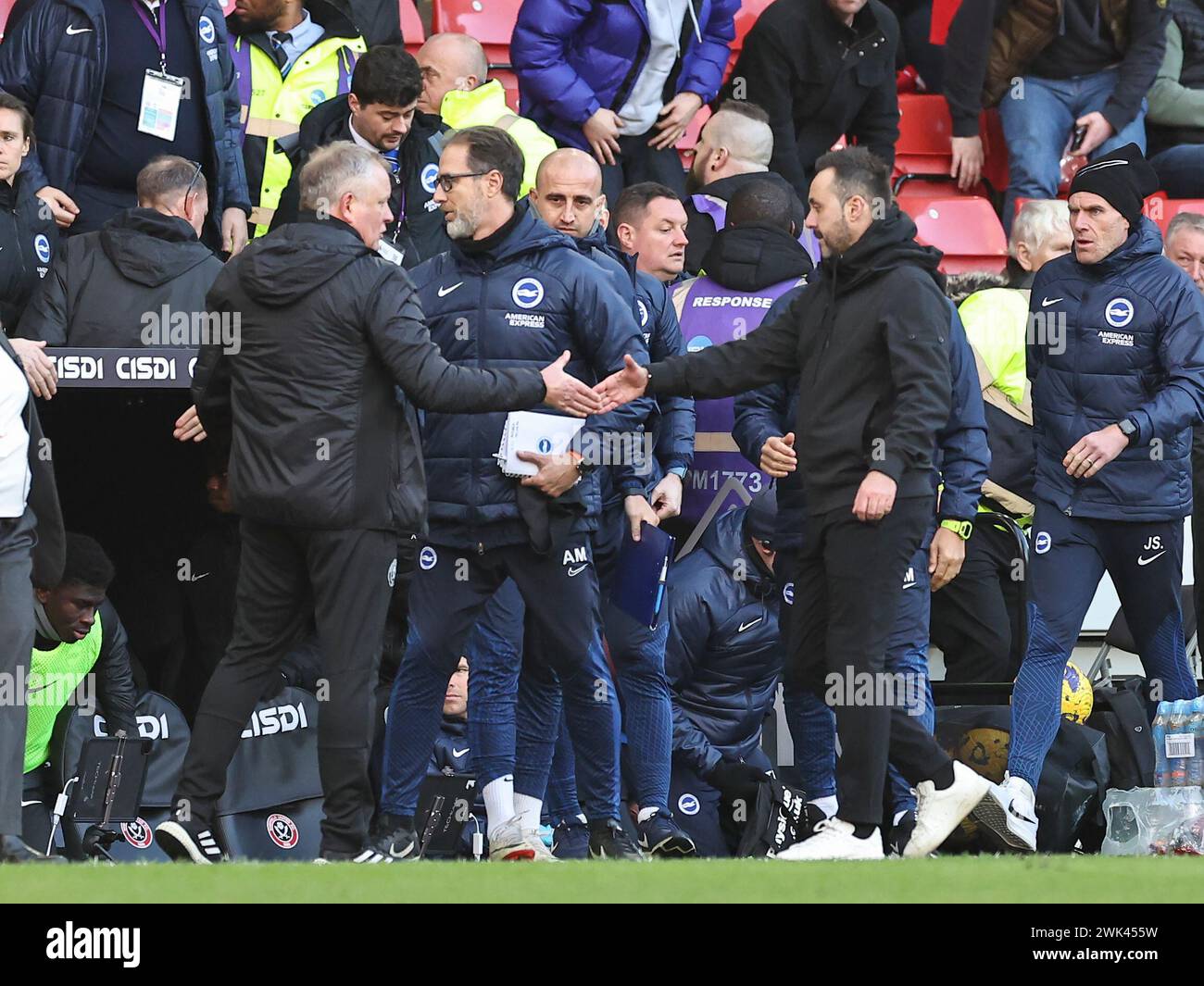 Bramall Lane, Sheffield, Regno Unito. 18 febbraio 2024. Premier League Football, Sheffield United contro Brighton e Hove Albion; il manager dello Sheffield United Chris Wilder stringe la mano al Brighton &amp; il manager di Hove Albion Roberto De Zerbi alla fine della partita crediti: Action Plus Sports/Alamy Live News Foto Stock