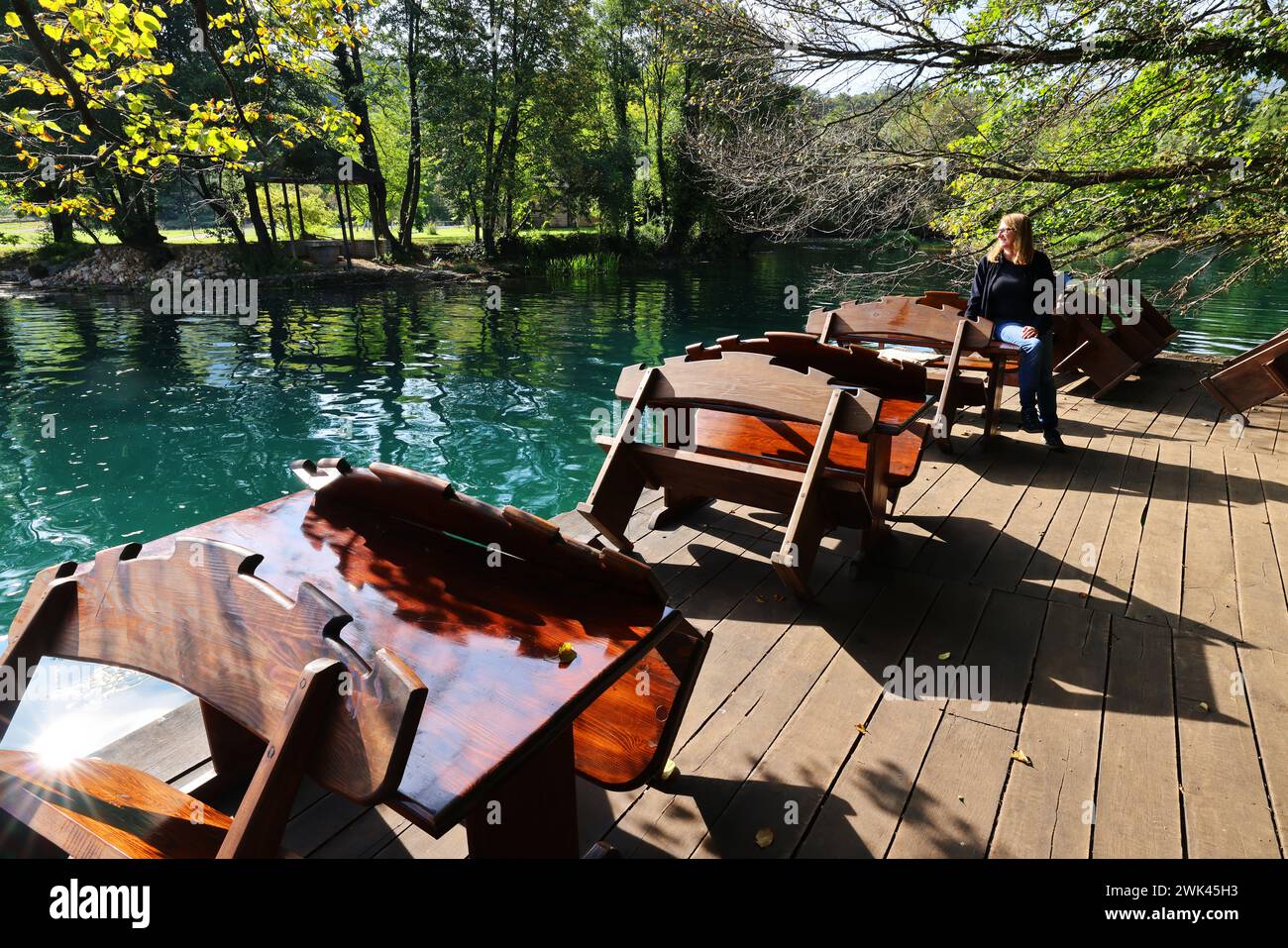 Biergarten, Beauty, una Nationalpark, Bosnien, Bihac, Paradies, una Fluss, Schöner Biergarten am Flussufer im Nationalpark una Foto Stock