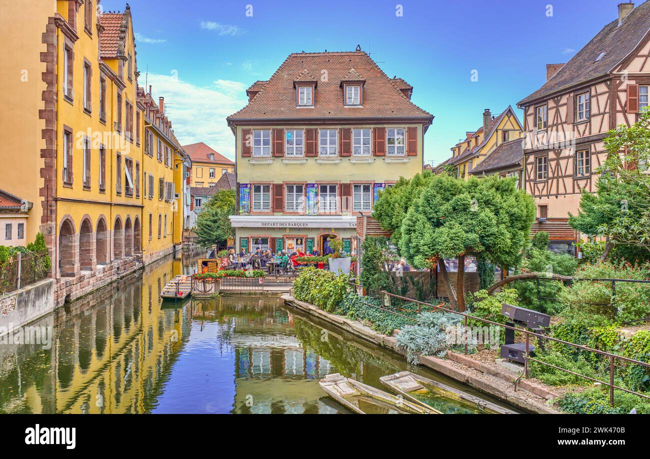 Colmar, Francia - 20 settembre 2022: Quartiere Little Venice, bar con barche per turisti, lungo il fiume Lauch Foto Stock