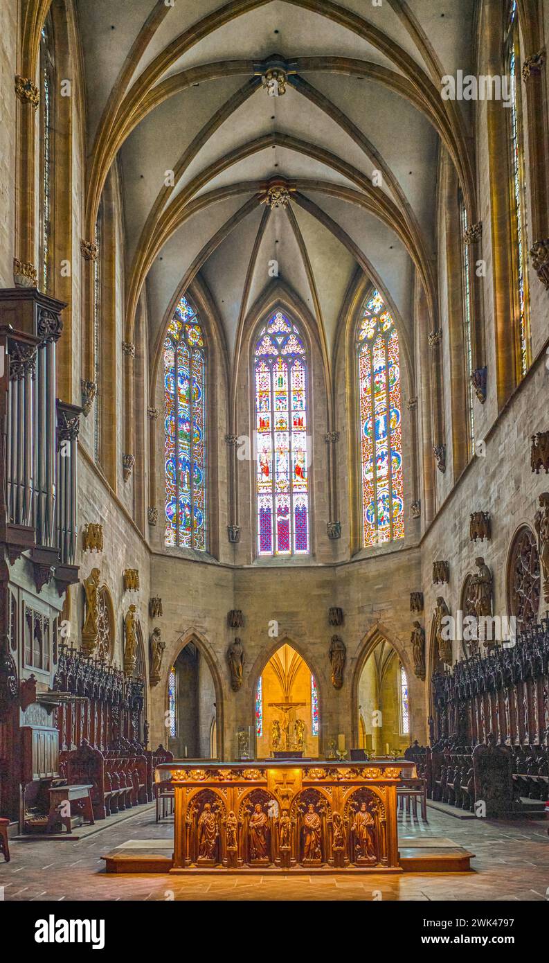 Colmar, Francia - 21 settembre 2022: L'altare e il coro ligneo della Santa Martin Collegiate Church Foto Stock