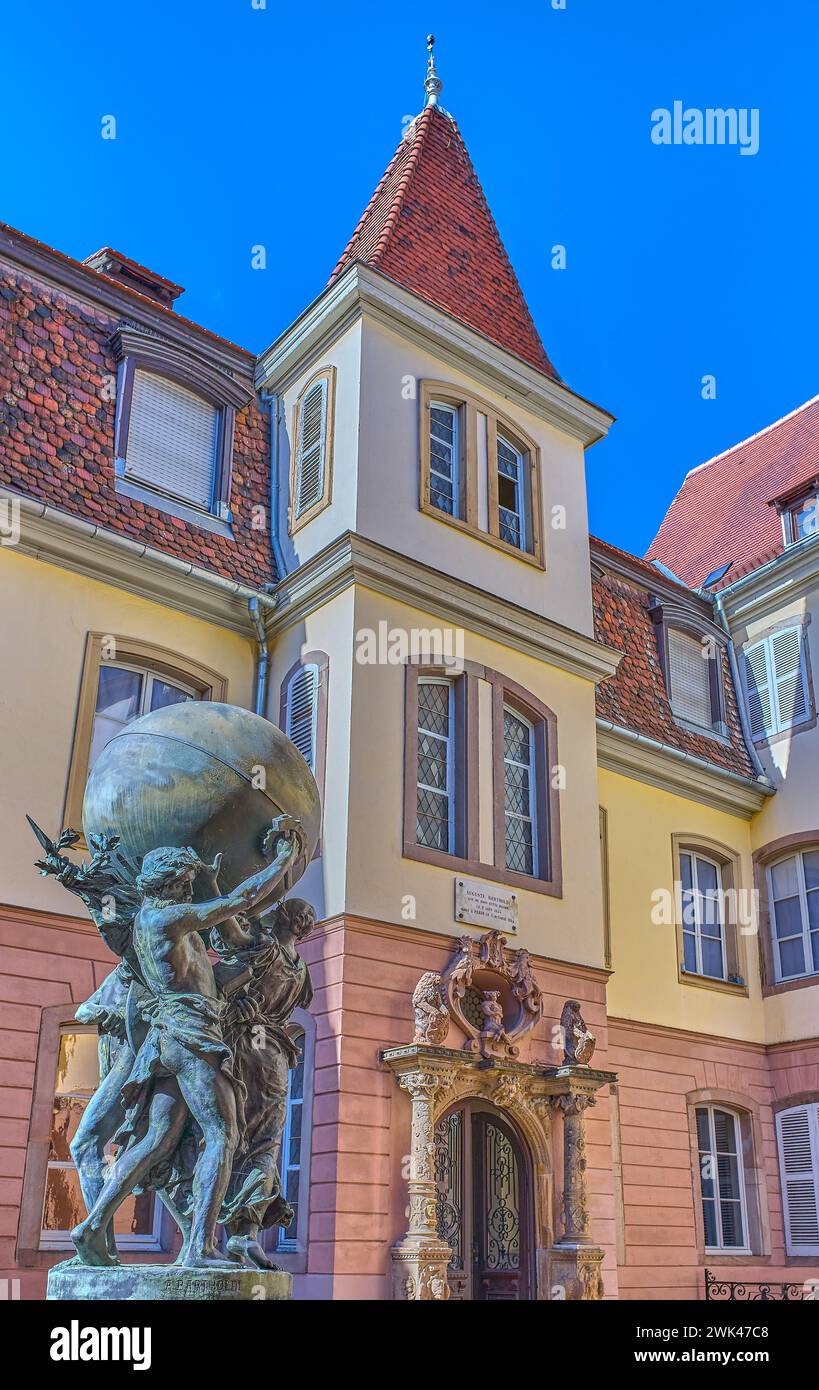 Colmar, Francia - 21 settembre 2022: Il luogo di nascita di Auguste Bartholdi con un'opera dello scultore in primo piano Foto Stock