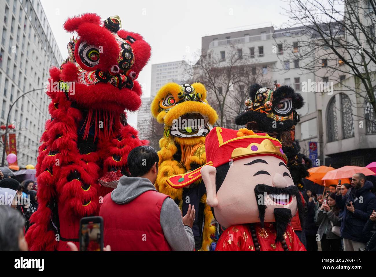 Parigi, Francia, 18 febbraio 2024. Sfilata dei draghi durante il Capodanno cinese del drago - Jacques Julien/Alamy Live News Foto Stock